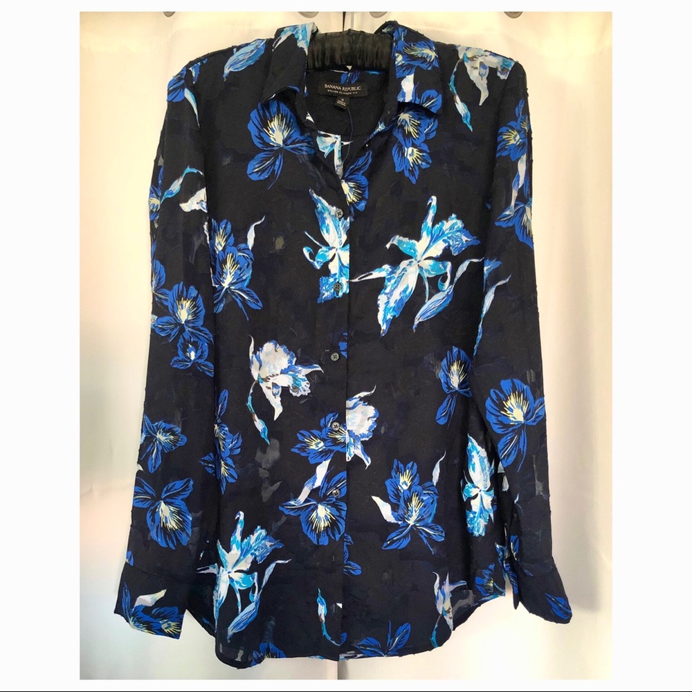 NWT Banana Republic gorgeous button up blouse